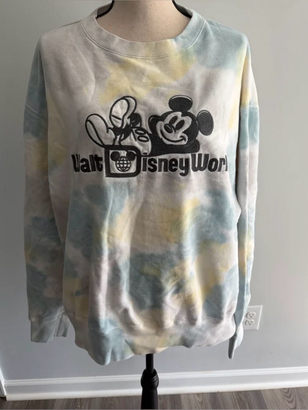 Disney World Tie Dye Embroidered Mickey Mouse Sweatshirt Size Large